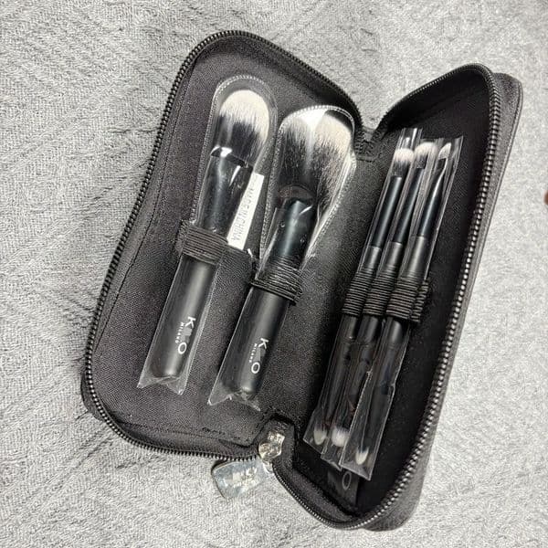 Compact Multi-Purpose Cosmetics Tool: Dual-Tip Artificial Hair Mascara & Blush Applicator Kit