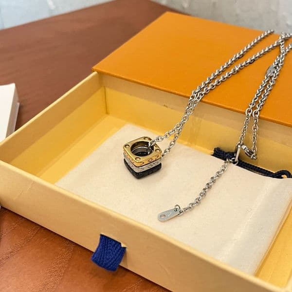 Stylish Multi - Tone Interlocking Ring Pendant Necklace Trendy Daily Edgy Accessory Gift For Him/Her High - Quality And Fashionable Jewelry Ornament