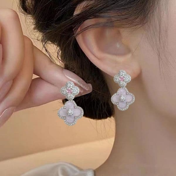 Exquisite four-leaf clover sparkling diamond stud pink shell dazzling exquisite flower earrings, high-end and elegant earrings