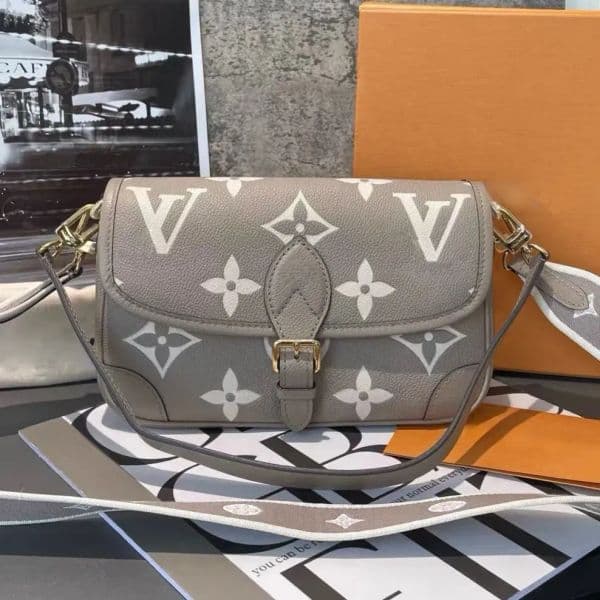 Designer Bags Shoulder Bag Leather Old Flower Handbag Baguette Canvas Wide Strap Embroidery Design Embossed Letters Stylish Buckle Closure Outdoors Bag 89595