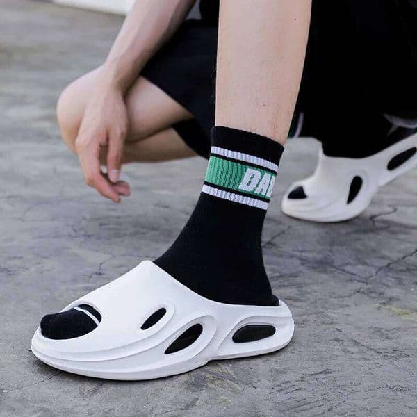 A Pair of New Solid Color Slippers, Wear-Resistant, Non-Slip Sports Sandals Slippers for Outer Wear, Comfortable, Simple and Fashionable Men's Shoes