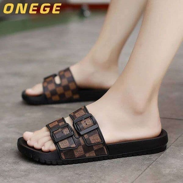 A Pair of Simple Wear-Resistant Men's Summer Slippers Couples, Fashionable, Versatile and Comfortable Beach Shoes, Outdoor Sports Shoes for Men