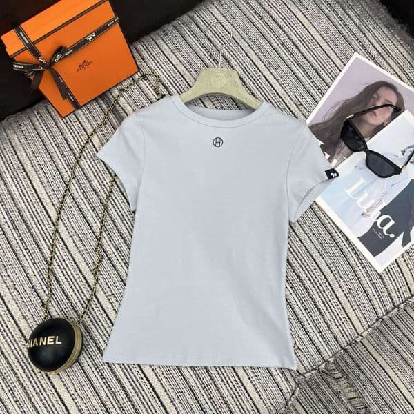 Designer High-End Women's Clothing 2026 Early Spring Her New Short-Sleeve Round-Neck Slim-Fit Top With Small Letter Logo Embellishment a388