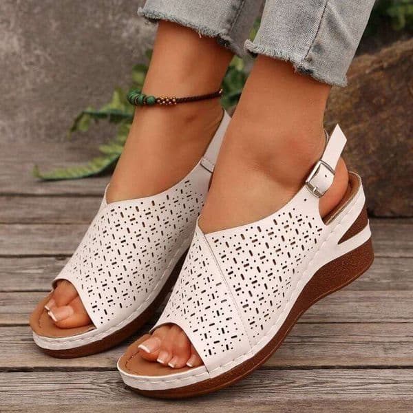 2026 Summer New Women's One Word Buckle Outdoor Open toed Retro Fashion Casual Sandals