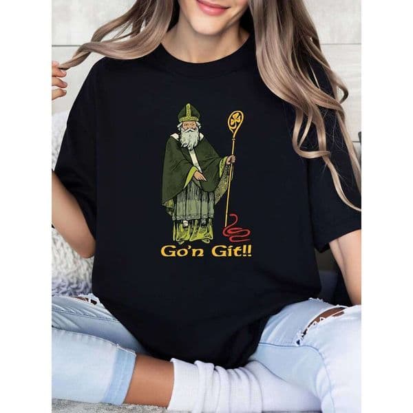 Saint Patrick with Staff and Go'N Git Text St. Patrick's Day T-Shirt Women's Casual Wear Party Outfit Black Plus-Size L260306