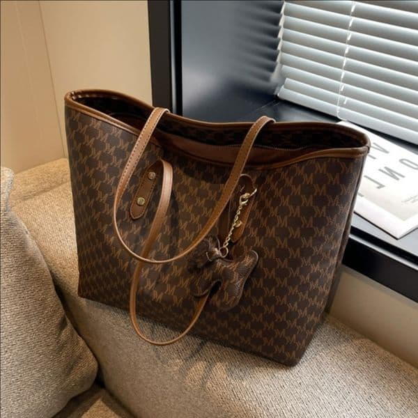designer Women handbag 2026 new trendy letter print large-capacity commuter tote bag fashionable shoulder bag underarm bag