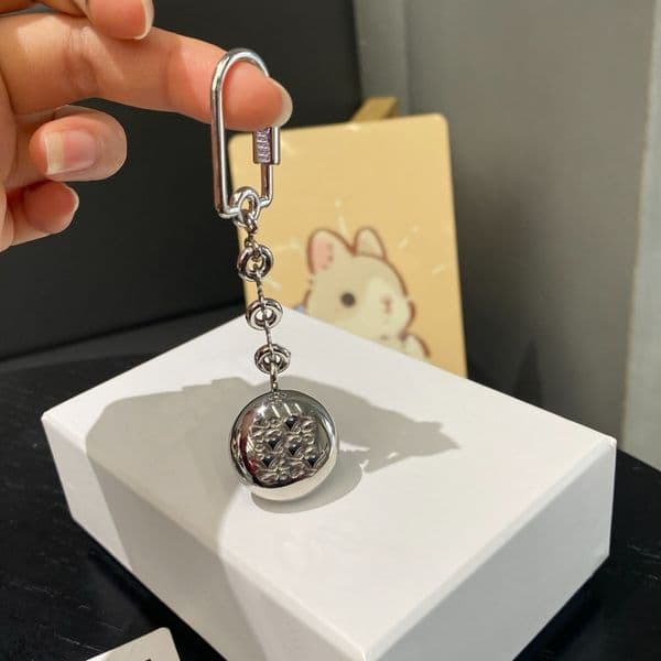 New Silver Tone Engraved Round Pendant Keychain Minimalist Style Bag Charm Delicate Daily Accessory Perfect Gifts For Friends L260513
