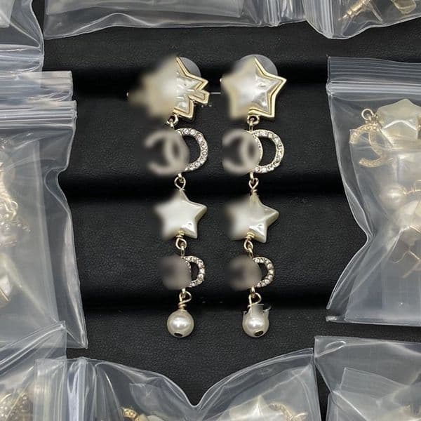 Newly designed women's designer stud earrings with letter-shaped pendants - fashionable and classic, exquisite ladies' luxurious earrings