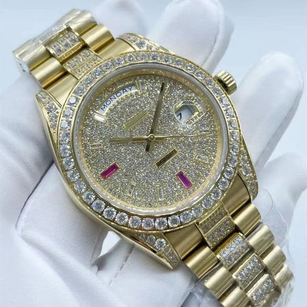 Luxury Designer Classic Fashion Automatic Watch Size 41mm Sapphire glass waterproof feature strap with diamond in the middle a woman's favorite Christmas gift