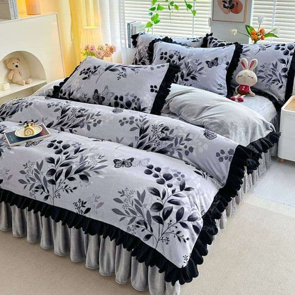 Double-Sided Milk Printed Four-Piece Thickened Winter Warm Bedding Set Carved Velvet Quilt Cover Pillowcase Bed Skirt L260601
