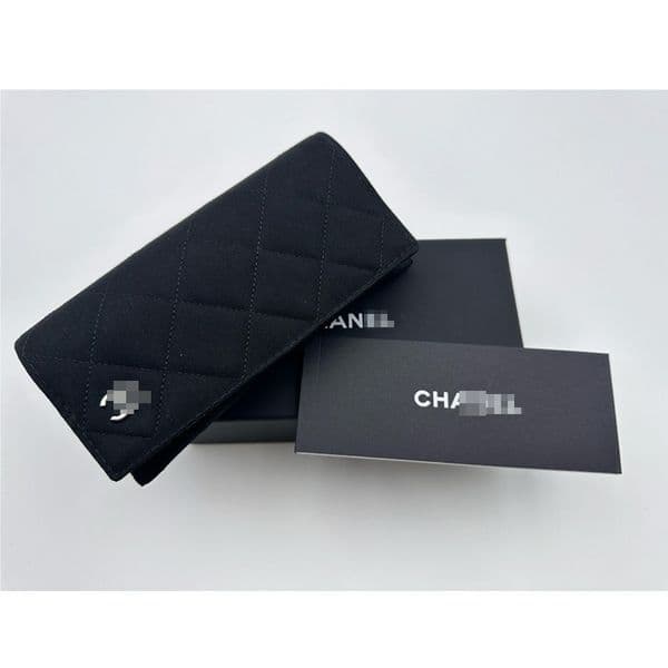 Leather-Lined Elegant Metal Eyeglasses Holder - Compact & Durable Travel Accessory