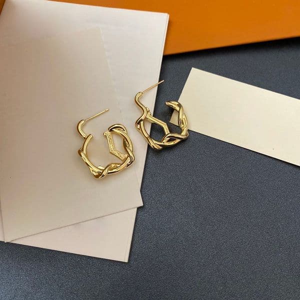 Designer gold twist alphabet earrings, luxurious classic simple earrings, exquisite jewelry suitable for ladies birthday party wedding gifts