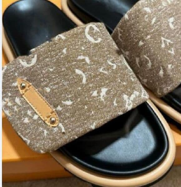 New Pink Designer Sliders Women Men Slides Pool Pillow slippers Flat Comfort Mules Slides Classic Prints Embossed Summer Sandals Blue brown slippers V26
