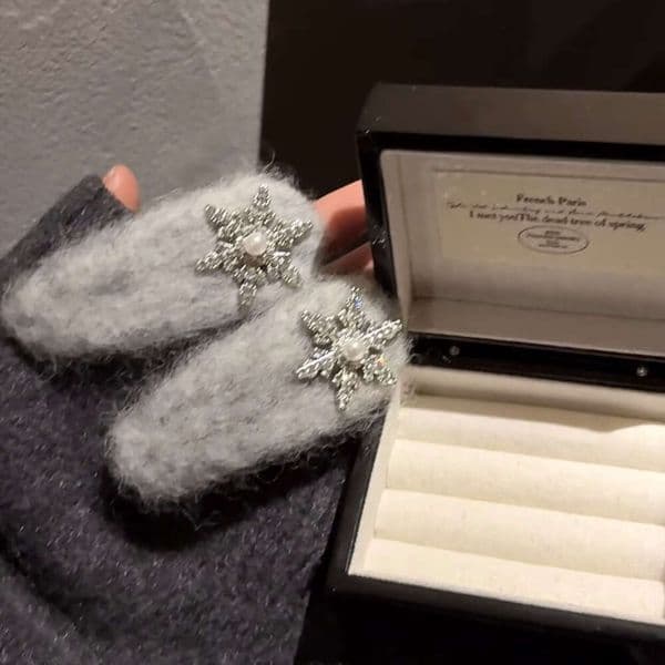 Autumn and winter atmosphere gray fluffy snowflake for women, new side fringe clip with a high-end feel, hair accessory L260311