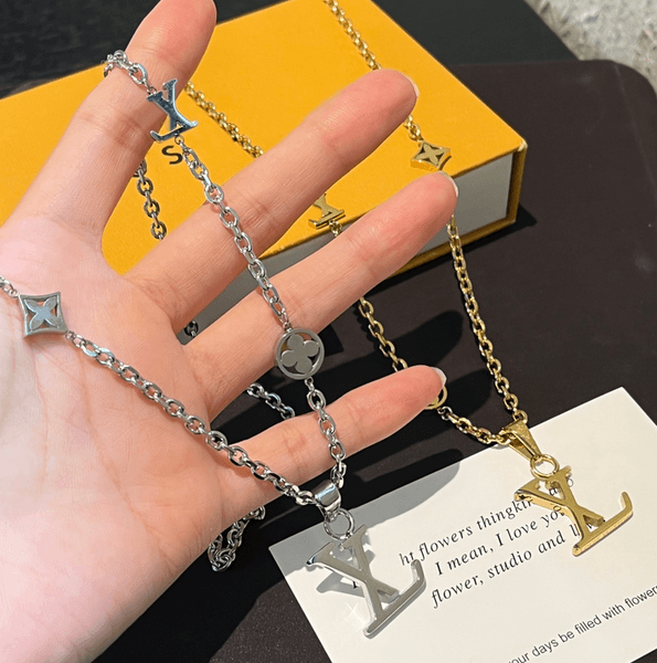 Simple Designer Letter Necklace Fashion Women Elegant Necklace Ins Trend Four Leaf Clover Element Necklace Temperament Collar Chain Non Fading Women Necklace Gift