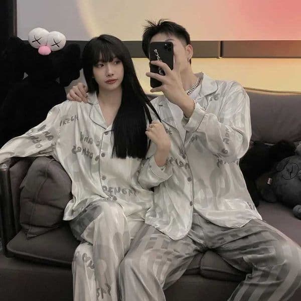 Fashion Design Pajamas Suit Women Men Ice Silk Long Sleeves Home Colth Couples Satin Thin Sleepwear Set Cool Summer Male Female N260311