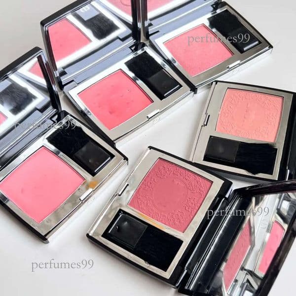 new D_R's high-quality blush features a fine powder texture and long-lasting color payoff. payoff.