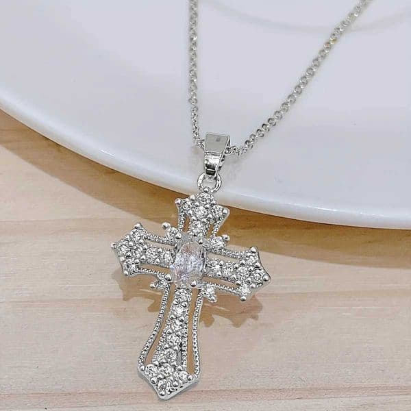 1-piece vintage cross necklace exquisite and unique pendant clavicle chain white and silver womens fashion jewelry suitableXJ260316
