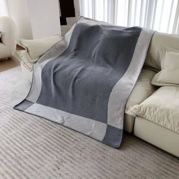 Premium 1400g Thickness Air Conditioning Blanket Elegant Cushion Design for Comfortable Relaxation