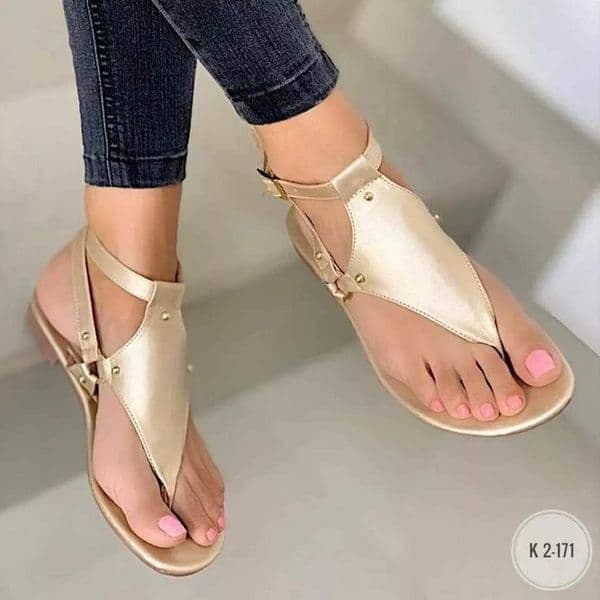 Designer women's shoes 2025 summer new flat casual flip-flop beach sandals lightweight and comfortable