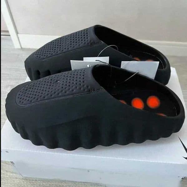 New Designer Mind 001 002 Running for Men Women Pre-match Tech Comfortable Slippers Bone Solar Red Black Chrome Light Smoke Grey Fashion Shoes