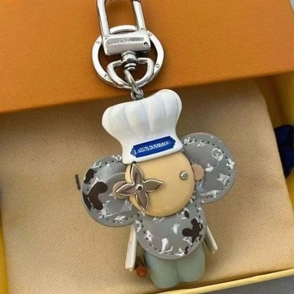 The Hottest Toys Of 2026 Of Designer Luxury Leather Bag Hangings Unisex Car Key Holders For Men And Women Sunflower Keychain Pendant Steel Hardware Wi