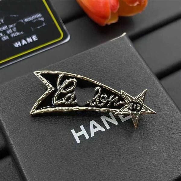 five-pointed star double resin letter new model small brass material suit jacket brooch