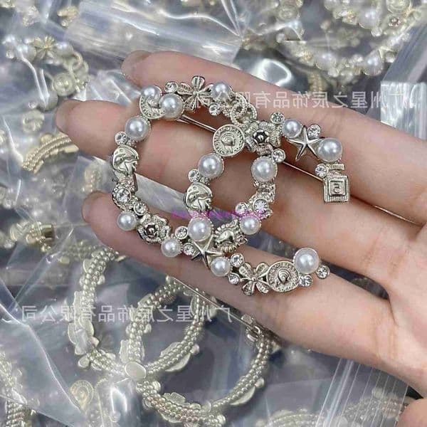 designer brooch channels Pearl No 5 Perfume Bottle Brooch for Women Diamond-Embellished Pin Decoration for Women cc brooch