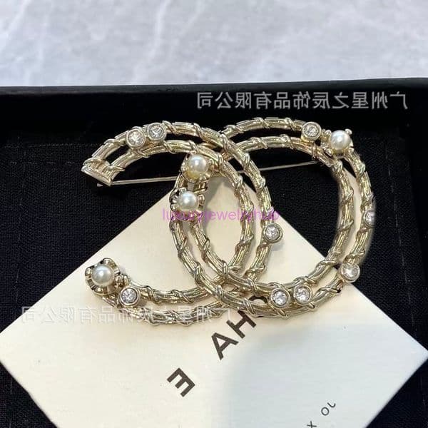 designer brooch channels Large and small pearl inlaid with diamonds hollow brooch for women fashionable clothing pin cc brooch