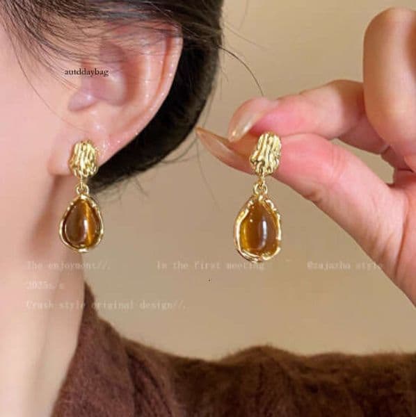 Vintage-style faux tiger eye stone pendant earrings, elegant light luxury, versatile for early autumn, high-end and unique earrings 12