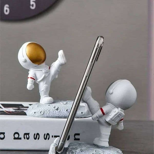 Office Desk Decoration Nordic Style Astronauts Mobile Phone Stand Holder Ornaments Resin Spaceman Bracket Toys Gift 26Y0321