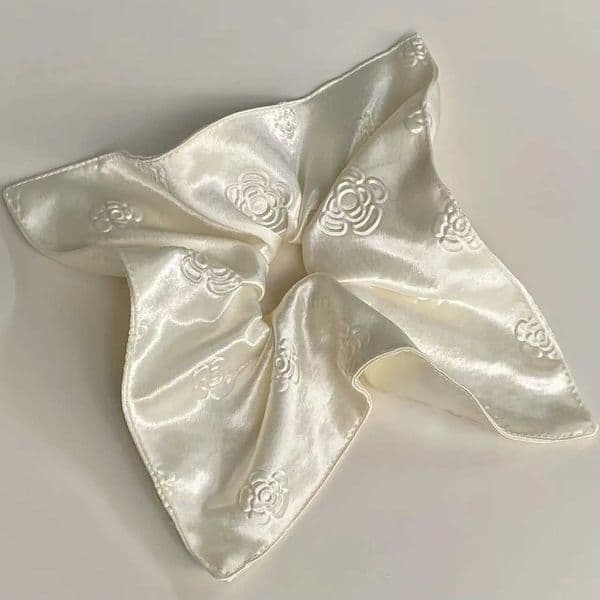 New French High-End Camellia Cream White Satin Large Intestine Scrunchie Square Scarf Fashion Temperament Womens Hair Accessori H260415
