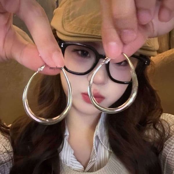Sweet and cool style plain hot girls, 2026 new model, simple for round faces, personalized internet celebrity hoop earrings