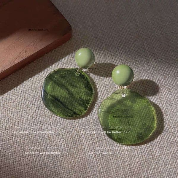 Vintage French-style cloud dark green earrings, Hong Kong-style exaggerated irregular gradient studs, unique and niche ear clips for women