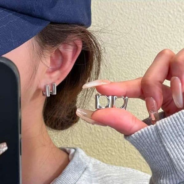 Square 2025 new popular model, high-end niche earrings for women, simple metal unique hoop earrings, ear accessories