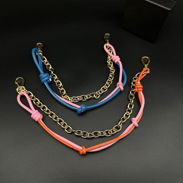Designers keychains longevity lock V Script Chain Bag Charm pearl designers keychain top Car Pop Knot Key Chain Women Buckle jewelry Keyring Bags Pendant Exquisite