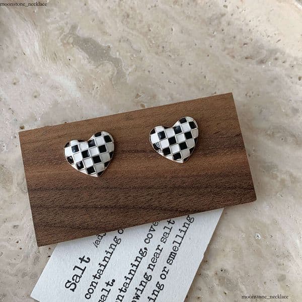 Korean black and white checkerboard S925 sterling silver heart-shaped oil-drip stud ins light luxury high-end versatile earrings