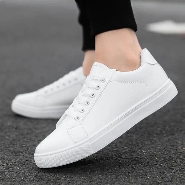 White Black Men Shoes Comfortable Casual Skateboard Shoes Men Solid Leisure Sneakers Lightweight Walking Shoes 260320