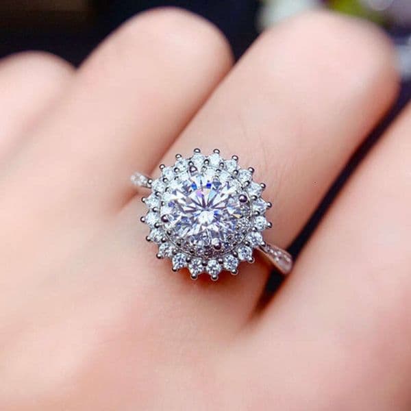 new luxurious elegant ring fashionable and trendy with a ladylike charm sunflower-shaped circular ring for women