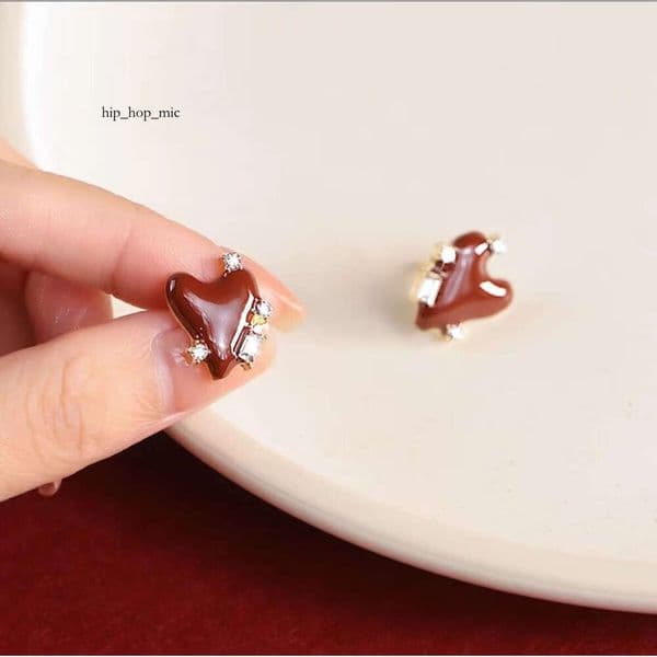 2025 Red Retro Heart-Shaped for Women, Unique Design, Elegant and Sophisticated, New Fashionable Diamond Earrings