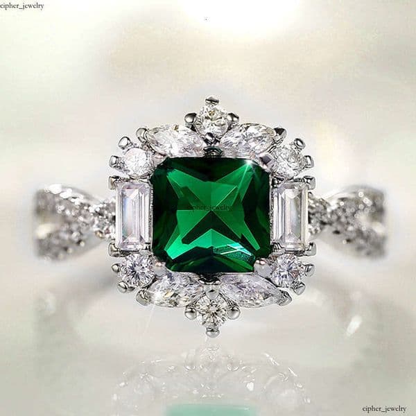 Exquisite Craftsmanship Luxurious Inlaid Emerald Princess-Cut Moissanite Wedding Jewelry Fashion Women's Engagement Ring