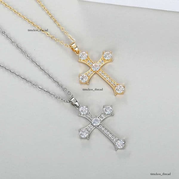 vintage punk-style features unique suitable for both men and women. It is light luxury collarbone necklace with a distinctive design