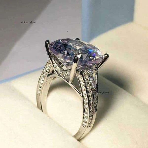 Fashionable Dazzling Engagement Ring Sparkling Four-Prong Simulated Moissanite Ring for Women Luxurious Wedding Exchange Gift