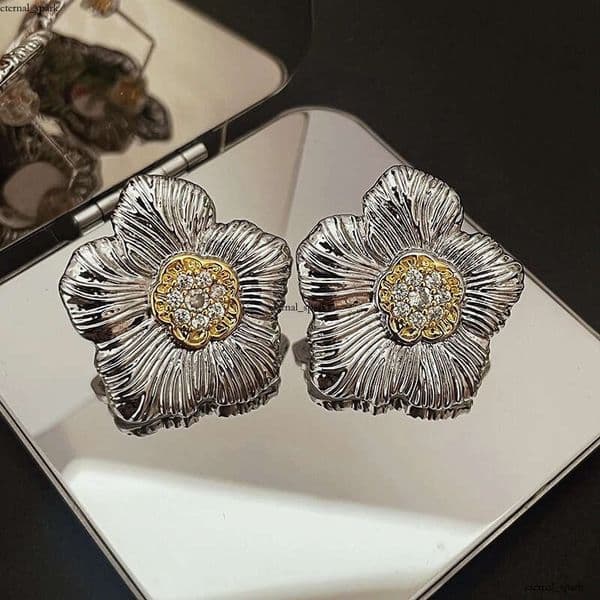 Moissanite Jewelry retro textured gardenia two-tone elegant fresh earrings stylish and luxurious floral earrings