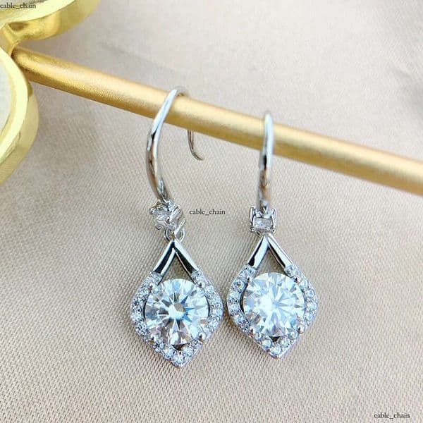 live stream showcases bridal light luxury fashionable sparkling Moissanite earrings exquisite and high-end internet celebrity style