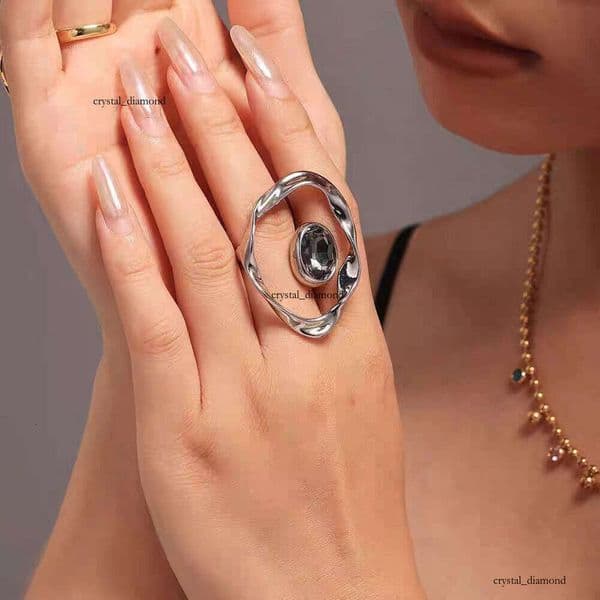 Popular European American style exaggerated line open ring, courtly and elegant, with sparkling diamonds, textured metallic feel, unique index finger ring