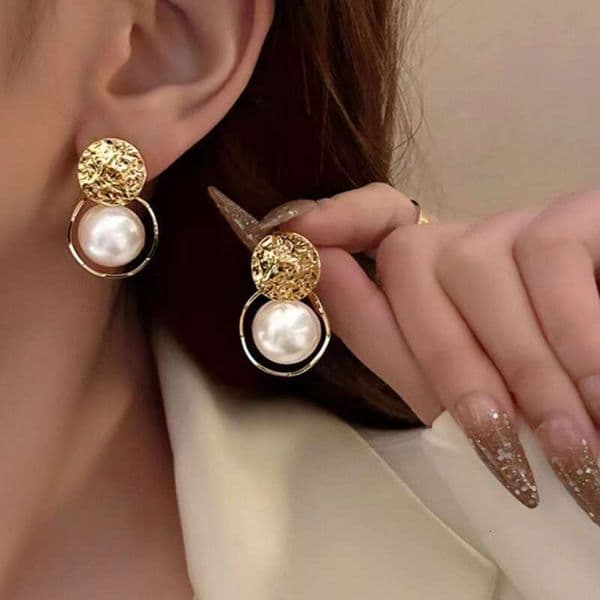 Fashionable Pearl 2025 New Popular Niche Design Earrings for Women with an Elegant and Sophisticated Feel