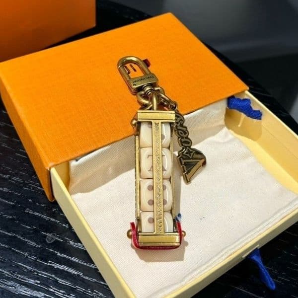 Fashion Key Chain Designer Alloy Keychain Handmade Copper Pattern Car Keychains Bag Charm Hanging Decoration Pendant Accessorie