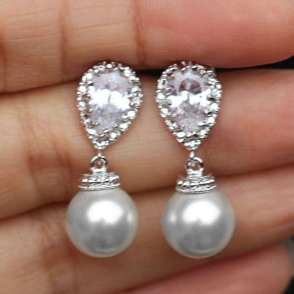 Recommended by socialite on : Elegant trendy autumn/winter faux pearl earrings stylish and compact women's earrings