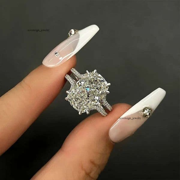 luxury rings are hot sellers Moissanite Jewelry. The rectangular high-end is an elegant vintage-style double-layer women's ring